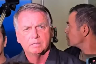 Bolsonaro chora ao ver Michelle embarcar sozinha para posse de Trump