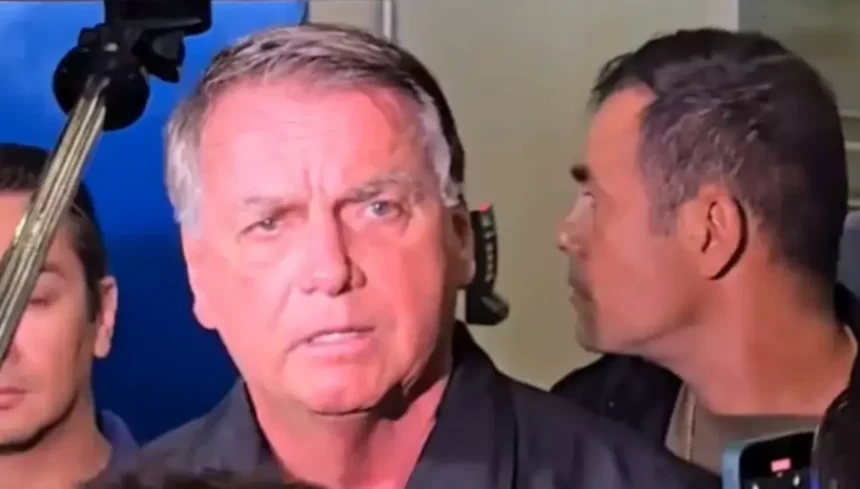 Bolsonaro chora ao ver Michelle embarcar sozinha para posse de Trump