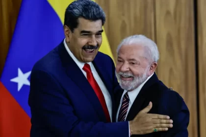 Derrotado nas urnas e com apoio do Brasil, Maduro toma posse na marra na Venezuela