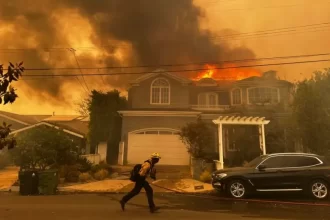 Incêndios em Los Angeles deixam 2 mortos e forçam a retirada de 70 mil pessoas