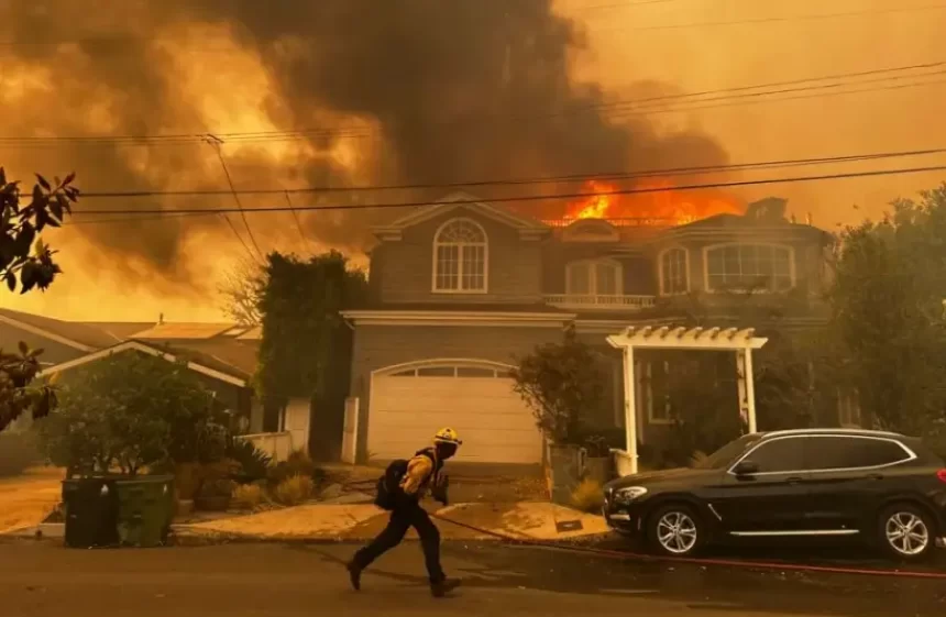 Incêndios em Los Angeles deixam 2 mortos e forçam a retirada de 70 mil pessoas