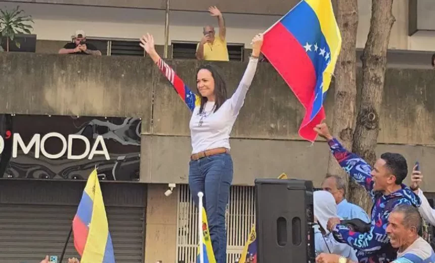 Maria Corina Machado reúne multidão pela queda de Maduro na Venezuela