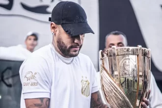 Torcida comemora o retorno de Neymar Jr ao Santos