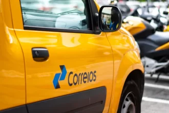 Ao invés de cortar gastos, Correios aumentará tarifas em 81,6% para cobrir rombo recorde