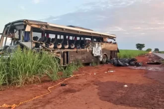 Grave acidente entre ônibus universitário e caminhão deixa 12 mortos e 19 feridos em SP