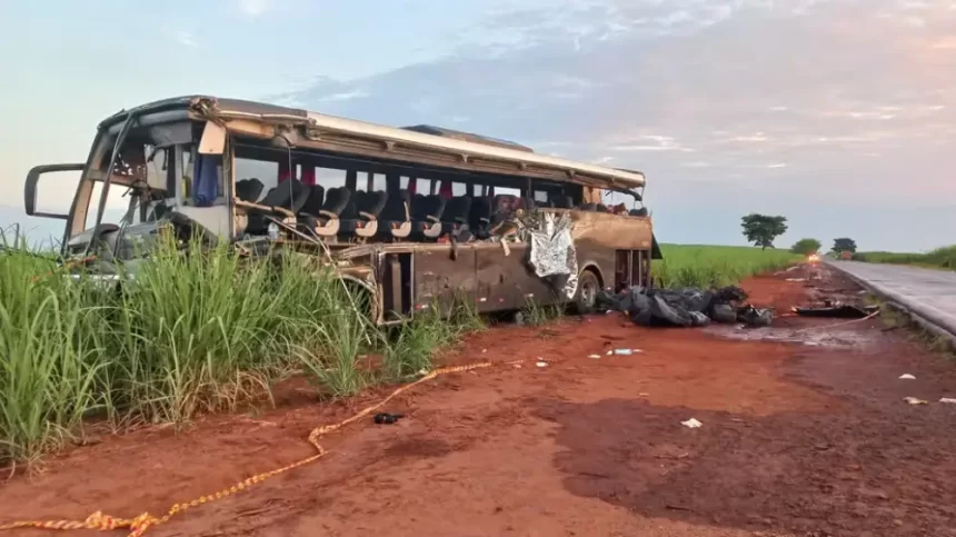 Grave acidente entre ônibus universitário e caminhão deixa 12 mortos e 19 feridos em SP