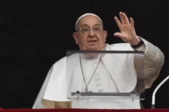 Papa Francisco é internado às pressas com infecção polimicrobiana