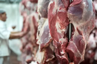 China suspende a compra de carne bovina de três frigoríficos brasileiros