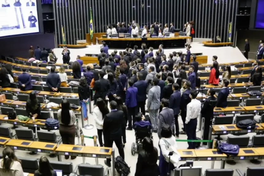 Câmara deve retomar PEC que limita decisões monocráticas do STF