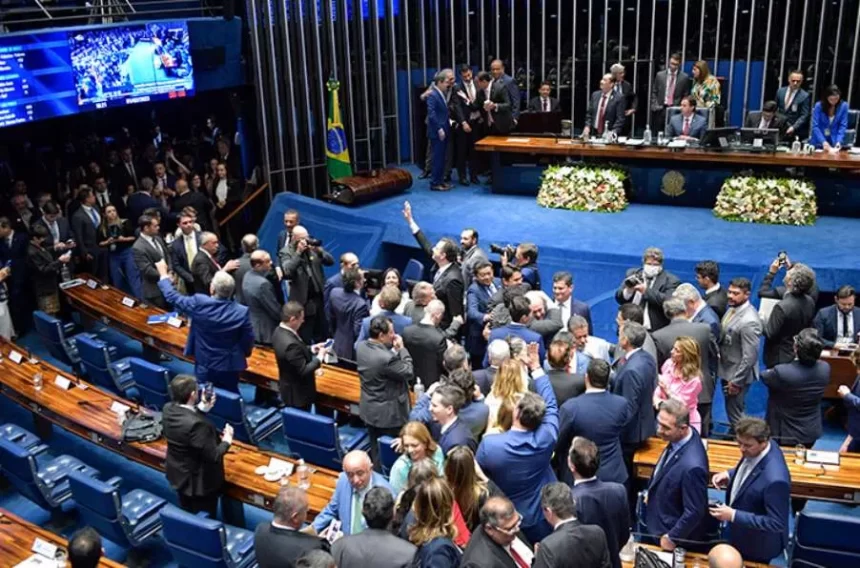 Câmara analisa urgência de projeto que suspende aumento do imposto sobre IOF