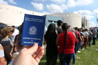 Pedidos de seguro-desemprego crescem ao maior patamar em 9 anos