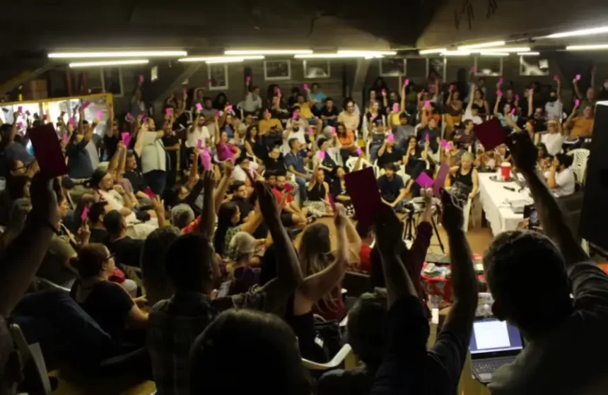 Professores da UFMT entram em greve por tempo indeterminado