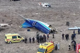 Avião fabricado pela Embraer com mais de 60 pessoas cai no Cazaquistão