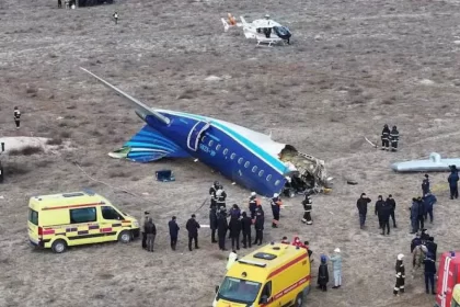 Avião fabricado pela Embraer com mais de 60 pessoas cai no Cazaquistão