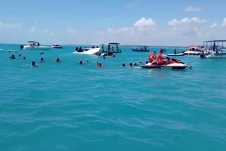 Catamarã com 50 turistas afunda no litoral de Alagoas, uma pessoa morreu