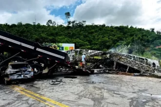 Sobe para 38 o número de mortos em grave acidente na BR-116 em Teófilo Otoni-MG