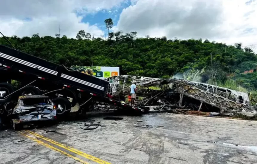 Sobe para 38 o número de mortos em grave acidente na BR-116 em Teófilo Otoni-MG