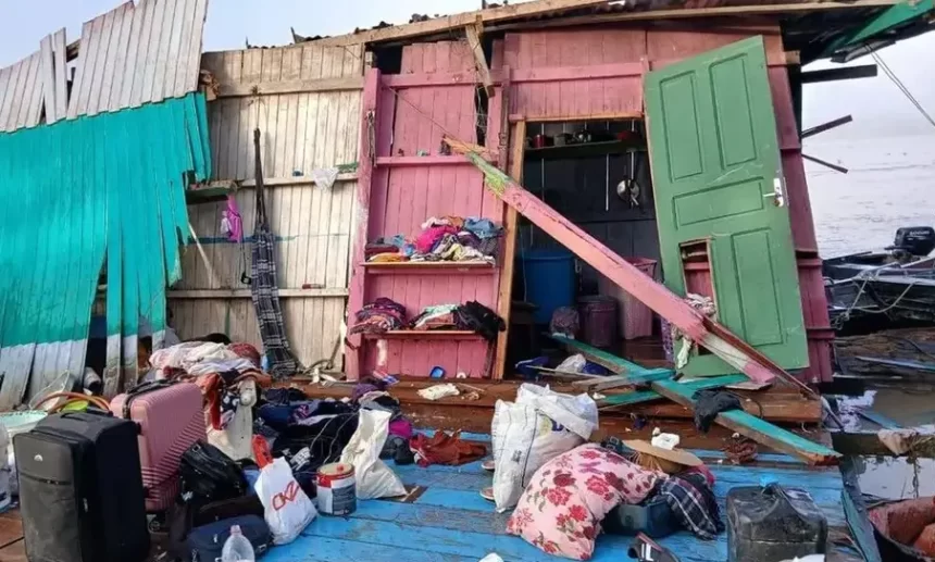 Balsa colide com casas flutuantes e deixa quatro desaparecidos no Amazonas