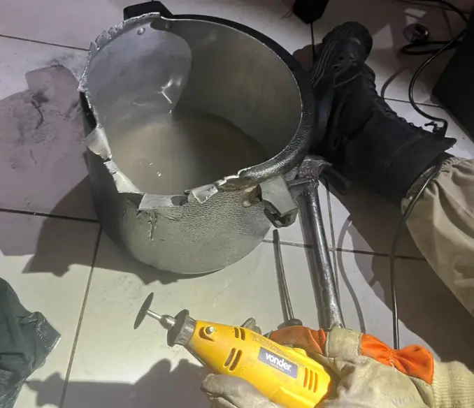 Criança de 1 ano fica presa em panela de pressão - Bombeiros