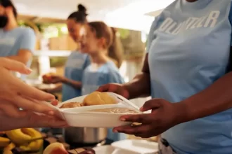 Reportagem revela fraude em programa de marmitas do governo Lula organizado por ONGs petistas