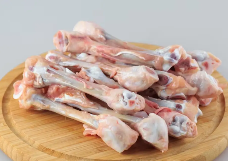 Alta dos alimentos faz famílias optarem por carcaça de frango e ossada ...