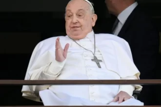 Papa Francisco faz primeira aparição após 38 dias de internação