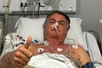 Após cirurgia, ex-presidente Jair Bolsonaro permanece internado sem previsão de alta