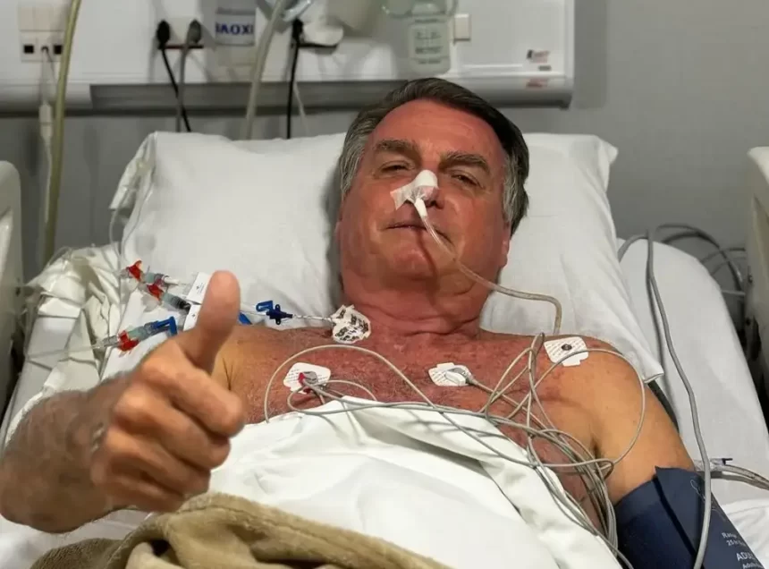 Após cirurgia, ex-presidente Jair Bolsonaro permanece internado sem previsão de alta