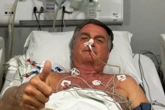 Bolsonaro internado em Natal após fortes dores abdominais e será transferido para Brasília
