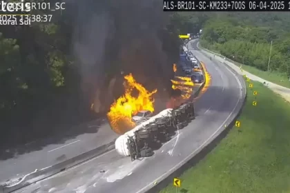 Caminhão tomba, explode e destrói 25 veículos na BR-101 em Santa Catarina