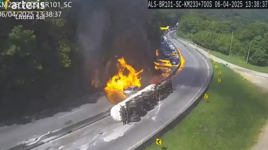Caminhão tomba, explode e destrói 25 veículos na BR-101 em Santa Catarina