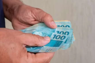 Com queda de popularidade, Governo antecipa 13º salário dos aposentados para abril e maio