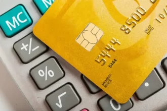 Juros do cartão de crédito alcança 445% ao ano em março, aponta Banco Central