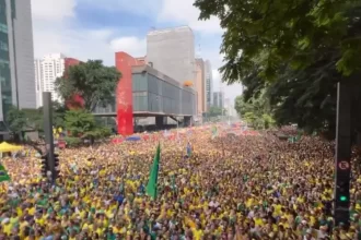 Multidão toma Avenida Paulista em ato por anistia a presos do 8 de janeiro