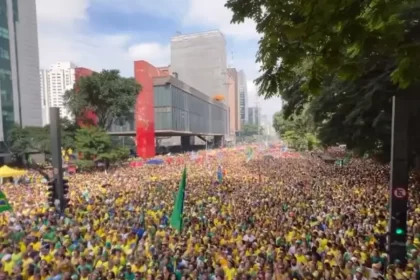 Multidão toma Avenida Paulista em ato por anistia a presos do 8 de janeiro