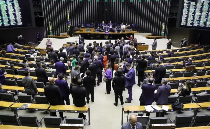 Câmara aprova urgência de projeto que classifica facções como terrorismo