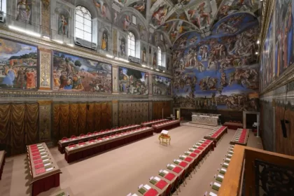 Capela Sistina pronta para o Conclave 2025 que elegerá novo Papa após morte de Francisco