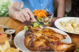 Consumir carne de frango e ovos transmite a gripe aviária? Especialistas explicam