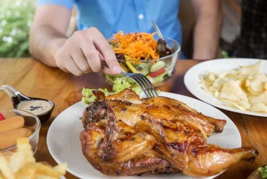 Consumir carne de frango e ovos transmite a gripe aviária? Especialistas explicam