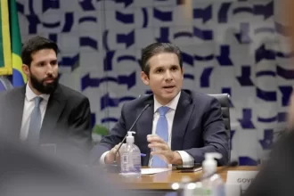 Depois de encontro com Federação dos Bancos, Hugo Motta trava CPI do INSS