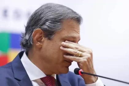 Haddad sobe IOF, mercado reage negativamente e ministro é obrigado a recuar