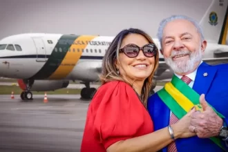 Janja embarca para Rússia seis dias antes de comitiva de Lula e gera críticas nas redes sociais