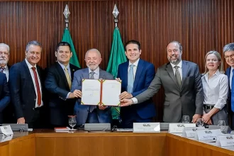 Lula assina MP que isenta conta de luz para 60 milhões de Brasileiros