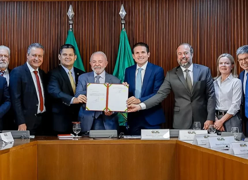 Lula assina MP que isenta conta de luz para 60 milhões de Brasileiros