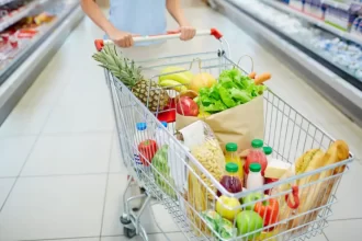 Mais de 70% dos brasileiros não conseguem pagar por uma cesta básica ideal, aponta estudo