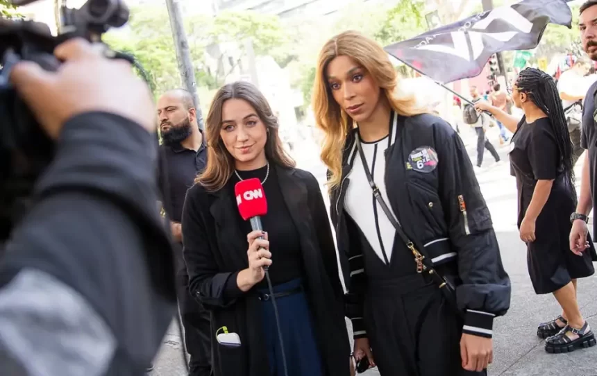 Repórter da CNN Brasil tem pertences furtados durante manifestação do PSOL em São Paulo.