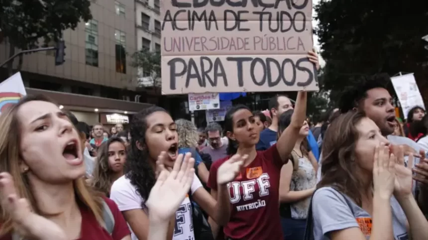 Rumo ao Colapso: Por decreto Lula limita orçamento de universidades federais até novembro
