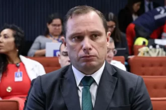 Após mentir em depoimento, Mauro Cid é preso pela PF e STF apura tentativa de fuga com ajuda de ex-ministro