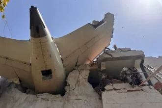 Avião cai na Índia com mais de 240 pessoas a bordo e deixa dezenas de mortos