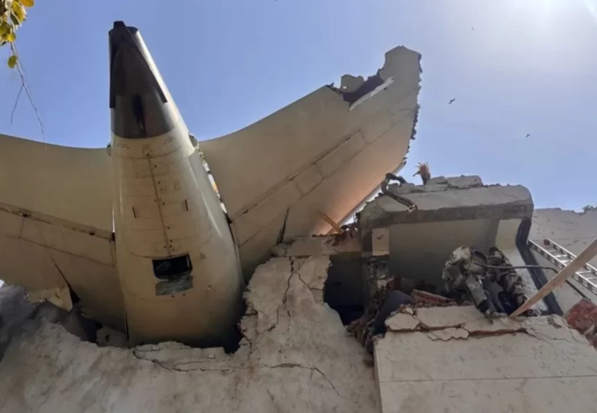 Avião cai na Índia com mais de 240 pessoas a bordo e deixa dezenas de mortos